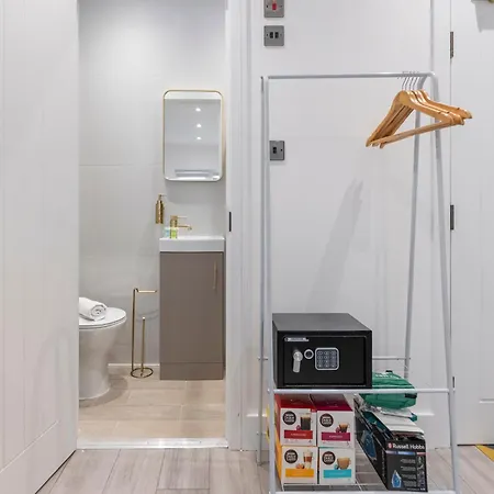 Minimalist Studio Bliss With Refreshing Ambiance London Exterior foto