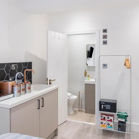 Minimalist Studio Bliss With Refreshing Ambiance London Exterior foto