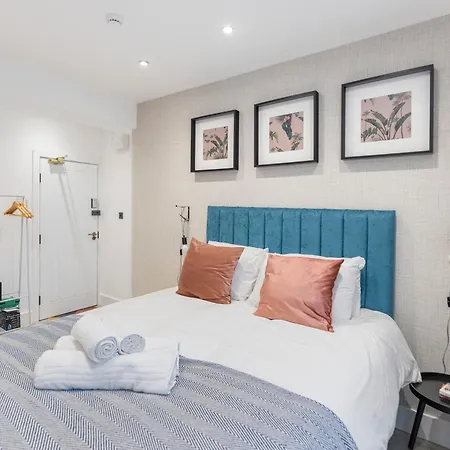 Minimalist Studio Bliss With Refreshing Ambiance London Exterior foto