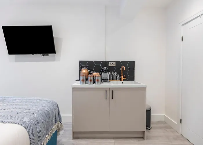 Minimalist Studio Bliss With Refreshing Ambiance